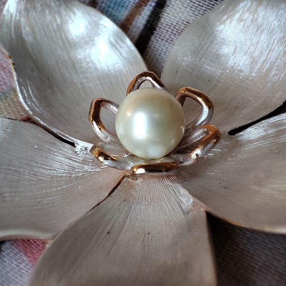 Frosted Matte White Enameled Unsigned Boucher? Vintage Brooch Blazer Pin Unisex - Picture 5 of 11